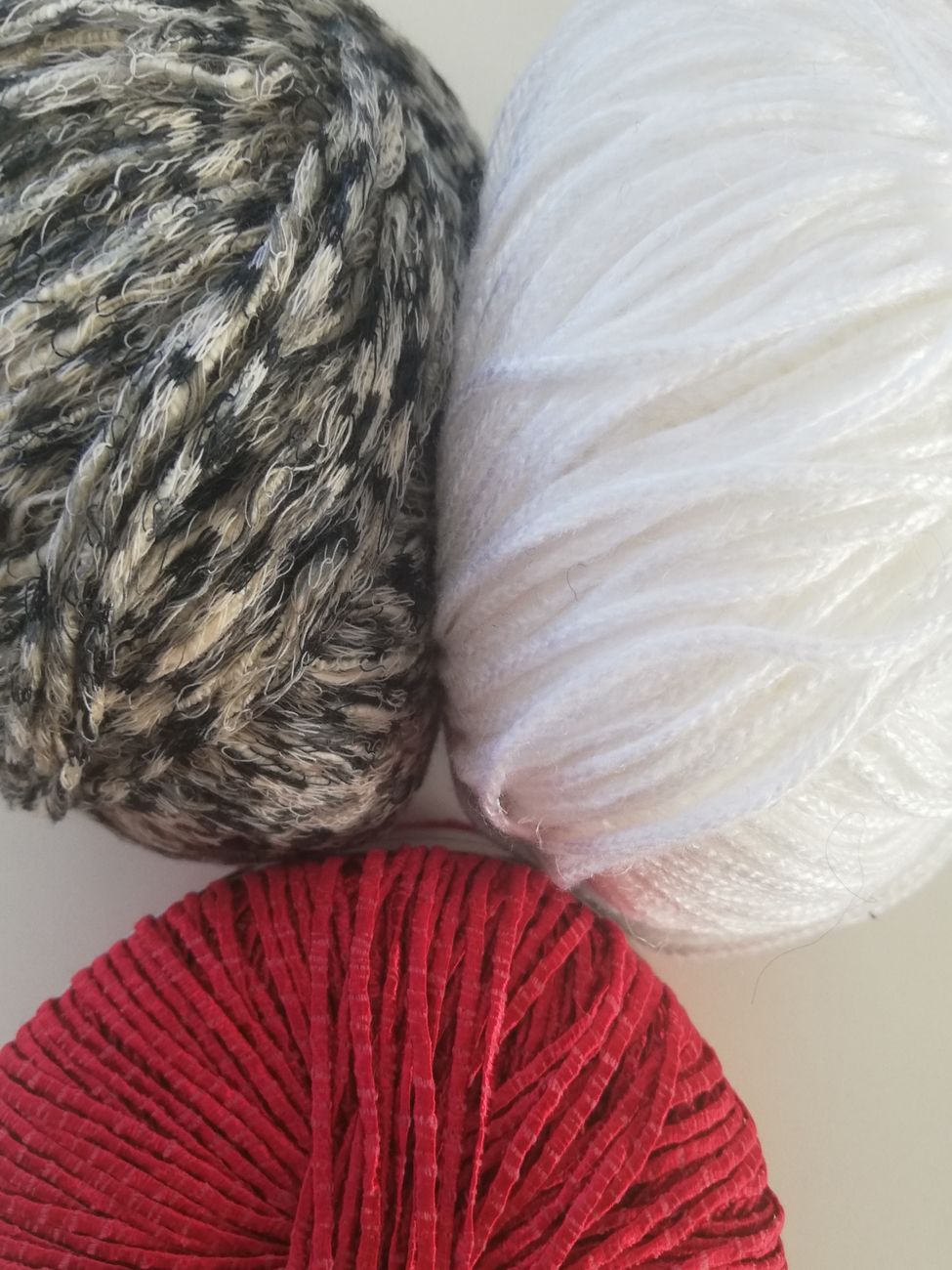 schwarz-weiß-melliert/weiß/rot
