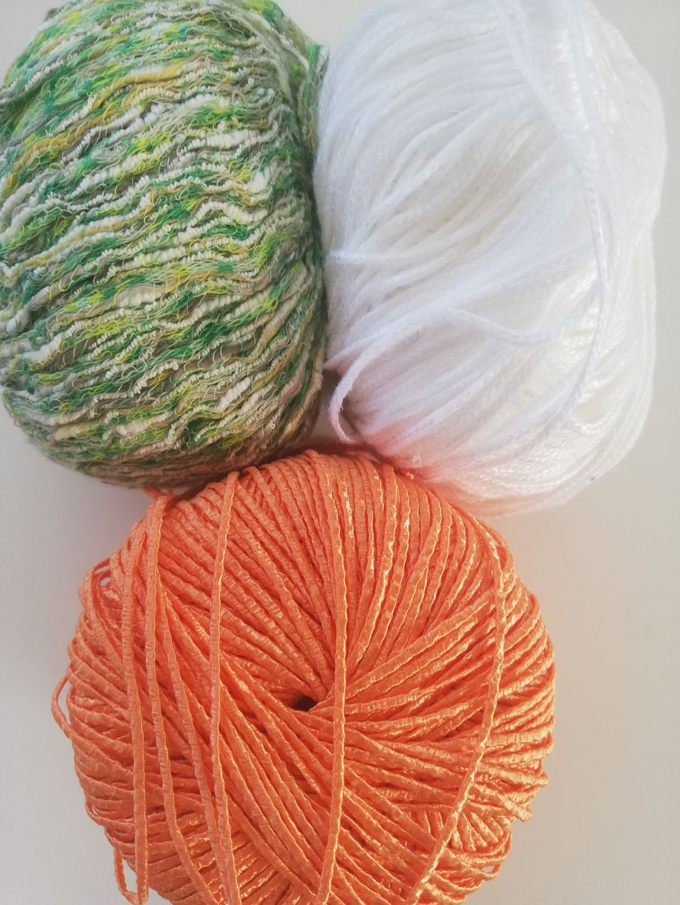 grün-melliert/weiß/orange-apricot